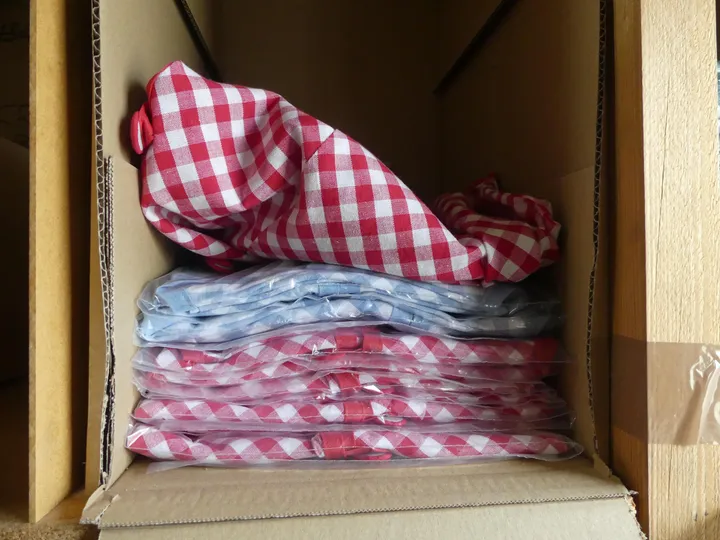 Konvolut Weste LENA m. Spitze rot und hellblau, Gr. XXL